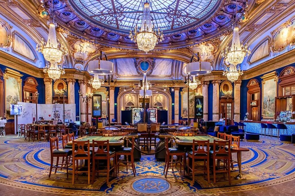 Histoires de fantômes dans les casinos : ces lieux hantés où l’on joue gros